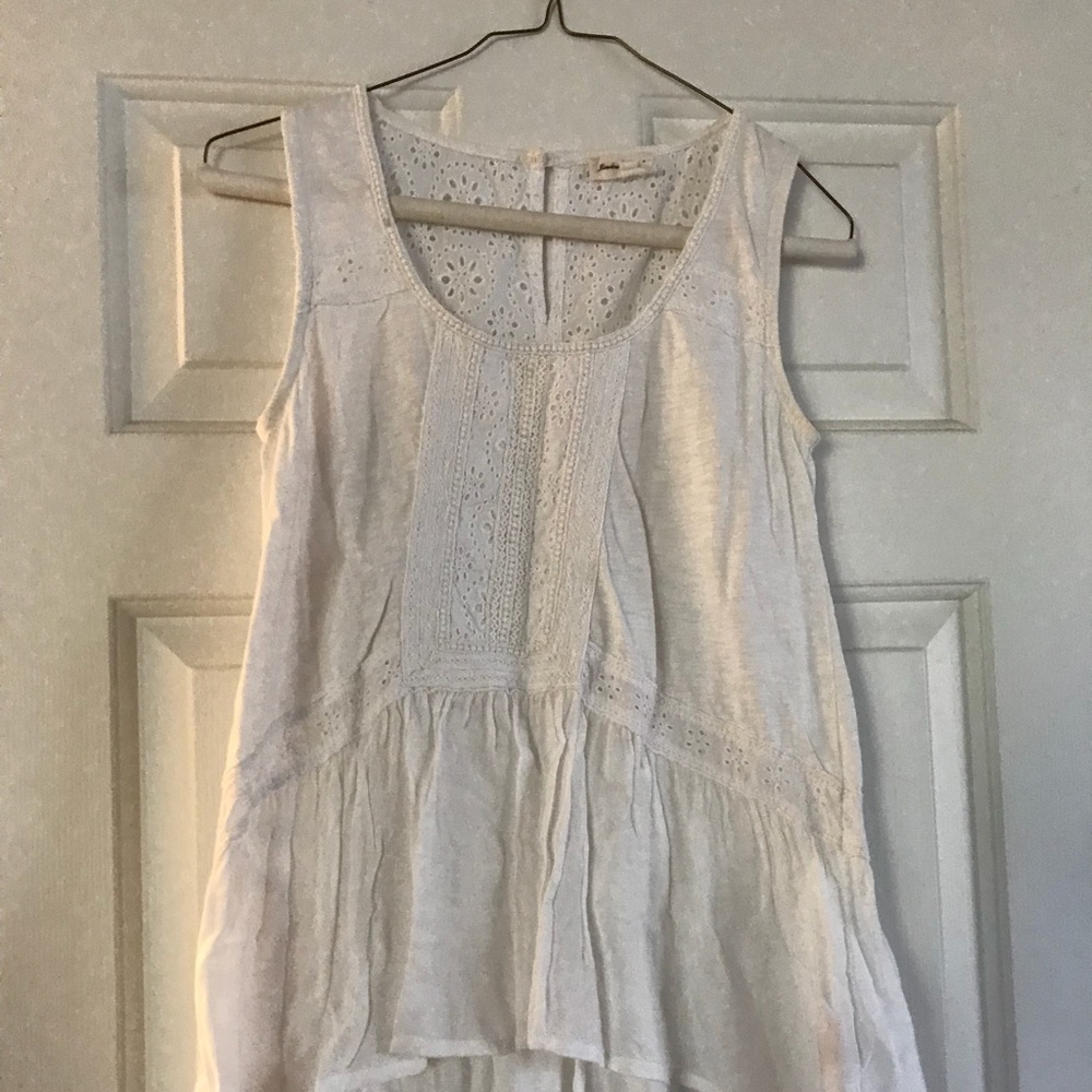 White sleeveless shirt with bottom back